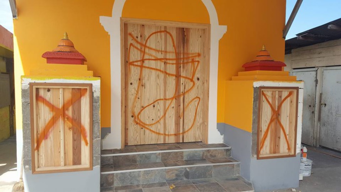 LE TEMPLE DE PITON SAINT-LEU DÉGRADÉ AVANT SON INAUGURATION 