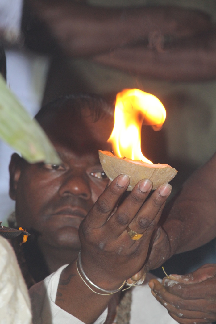 DÉBUT DES FESTIVITÉS POUR LA MARCHE SUR LE FEU AU TEMPLE PANDIALÉ PRIMAT  DÉBUT DES FESTIVITÉS POUR LA MARCHE SUR LE FEU AU TEMPLE PANDIALÉ PRIMAT