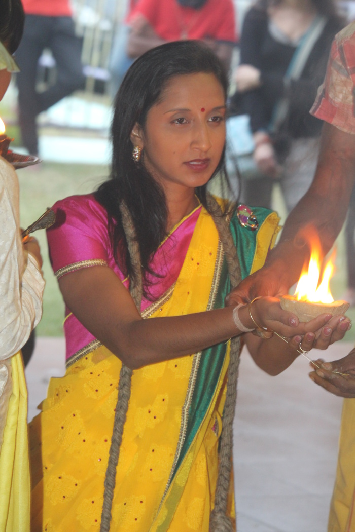 DÉBUT DES FESTIVITÉS POUR LA MARCHE SUR LE FEU AU TEMPLE PANDIALÉ PRIMAT  DÉBUT DES FESTIVITÉS POUR LA MARCHE SUR LE FEU AU TEMPLE PANDIALÉ PRIMAT