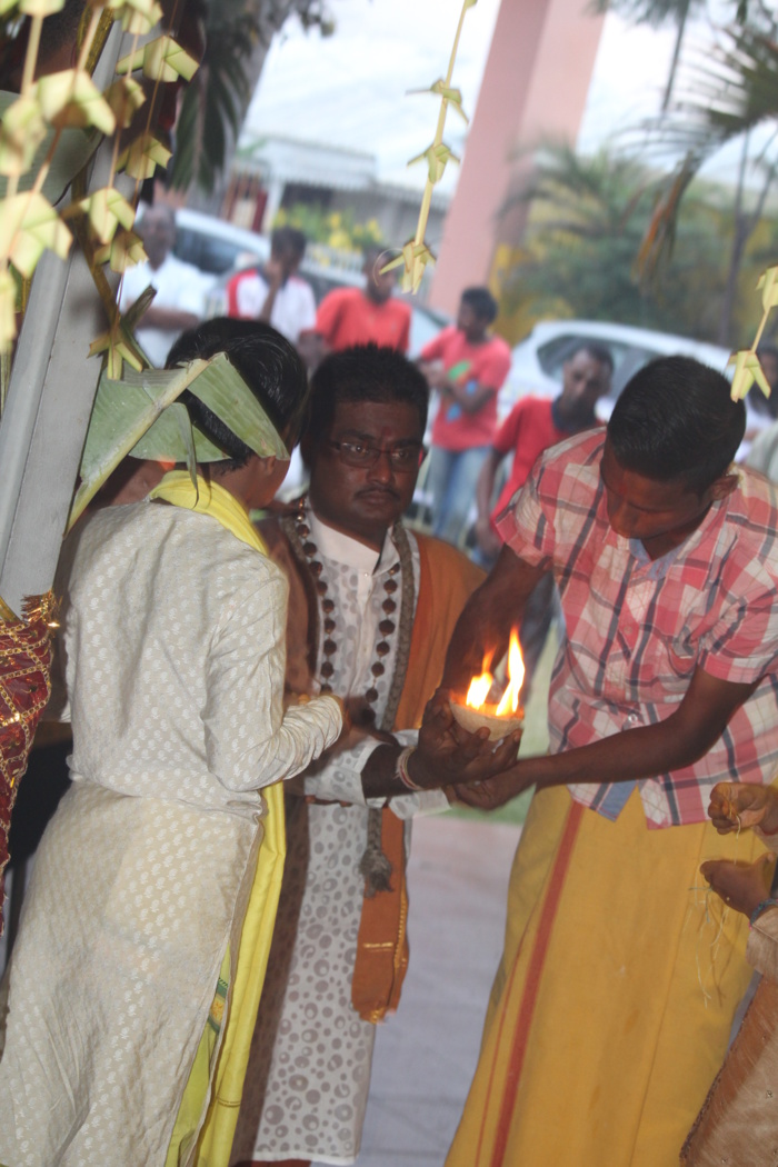 DÉBUT DES FESTIVITÉS POUR LA MARCHE SUR LE FEU AU TEMPLE PANDIALÉ PRIMAT  DÉBUT DES FESTIVITÉS POUR LA MARCHE SUR LE FEU AU TEMPLE PANDIALÉ PRIMAT