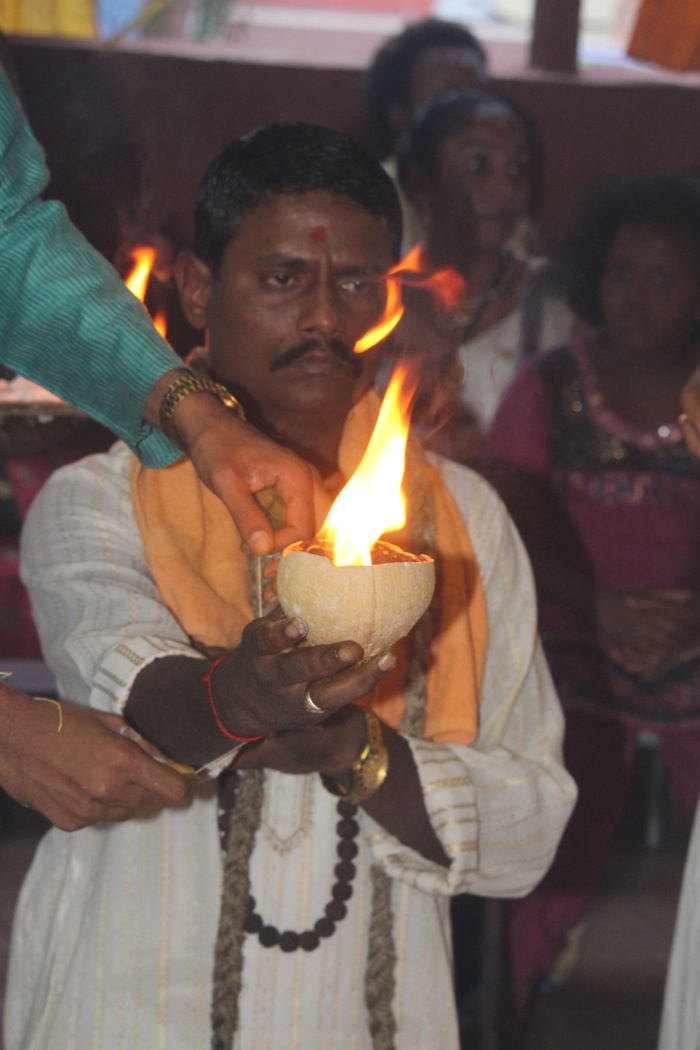 DÉBUT DES FESTIVITÉS POUR LA MARCHE SUR LE FEU AU TEMPLE PANDIALÉ PRIMAT 