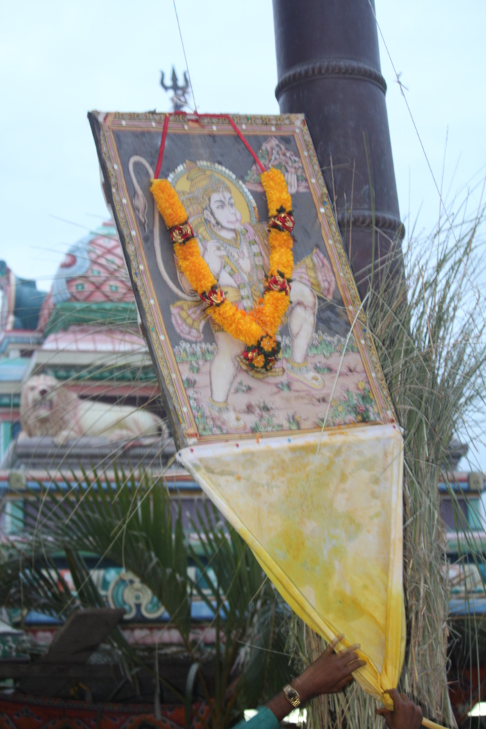 DÉBUT DES FESTIVITÉS POUR LA MARCHE SUR LE FEU AU TEMPLE PANDIALÉ PRIMAT  DÉBUT DES FESTIVITÉS POUR LA MARCHE SUR LE FEU AU TEMPLE PANDIALÉ PRIMAT