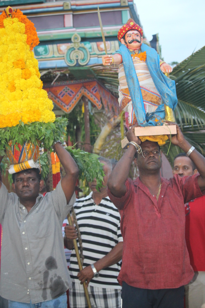 DÉBUT DES FESTIVITÉS POUR LA MARCHE SUR LE FEU AU TEMPLE PANDIALÉ PRIMAT  DÉBUT DES FESTIVITÉS POUR LA MARCHE SUR LE FEU AU TEMPLE PANDIALÉ PRIMAT