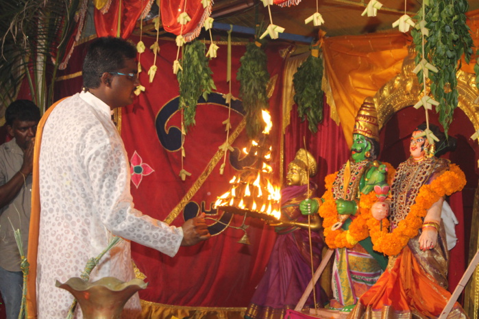 DÉBUT DES FESTIVITÉS POUR LA MARCHE SUR LE FEU AU TEMPLE PANDIALÉ PRIMAT  DÉBUT DES FESTIVITÉS POUR LA MARCHE SUR LE FEU AU TEMPLE PANDIALÉ PRIMAT