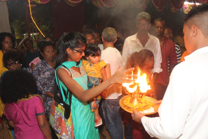 DÉBUT DES FESTIVITÉS POUR LA MARCHE SUR LE FEU AU TEMPLE PANDIALÉ PRIMAT  DÉBUT DES FESTIVITÉS POUR LA MARCHE SUR LE FEU AU TEMPLE PANDIALÉ PRIMAT