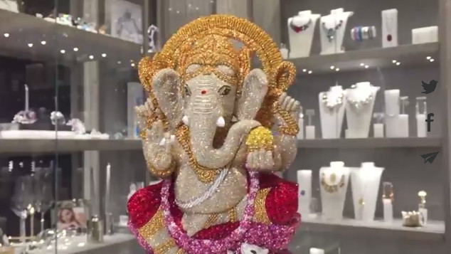 GANESH SWAROVSKI : ORNÉ DE 45 000 CRISTAUX