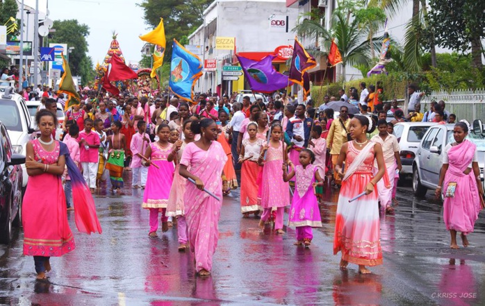 THAIPUSAM CAVADEE 2017 : AU TEMPLE SIVA CHANMOUGA NAADA DE SAINT-LOUIS  