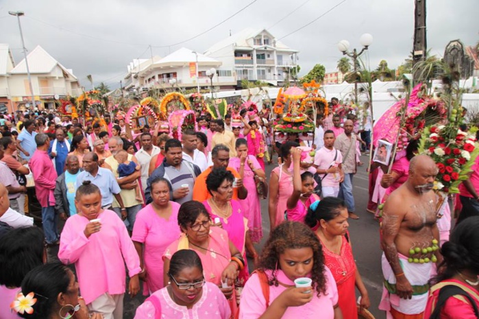 THAIPUSAM CAVADEE 2017 : AU TEMPLE SIVA SOUPRAMANIEN À ST-ANDRÉ