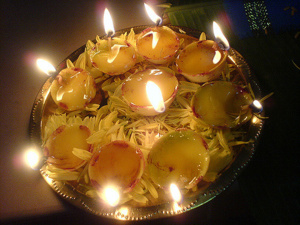 ÉCLAIRAGE DE LA LAMPE DE CITRON À LA DÉESSE DURGA ÉCLAIRAGE DE LA LAMPE DE CITRON À LA DÉESSE DURGA