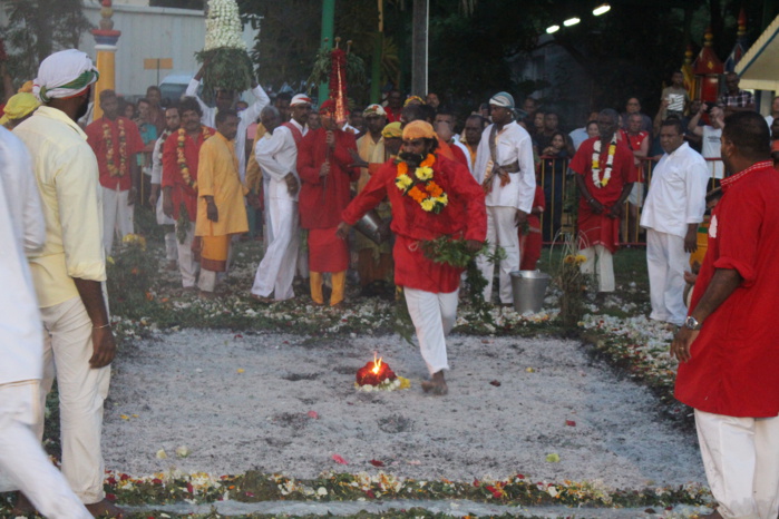 MARCHE SUR LE FEU AU TEMPLE GILLOT 2017