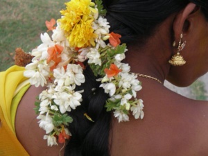 SIGNIFICATION DE PORTER DES FLEURS DANS LES CHEVEUX 