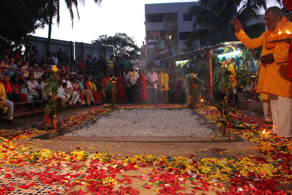 MARCHE SUR LE FEU AU TEMPLE FAMILIAL VAÏTY 2017