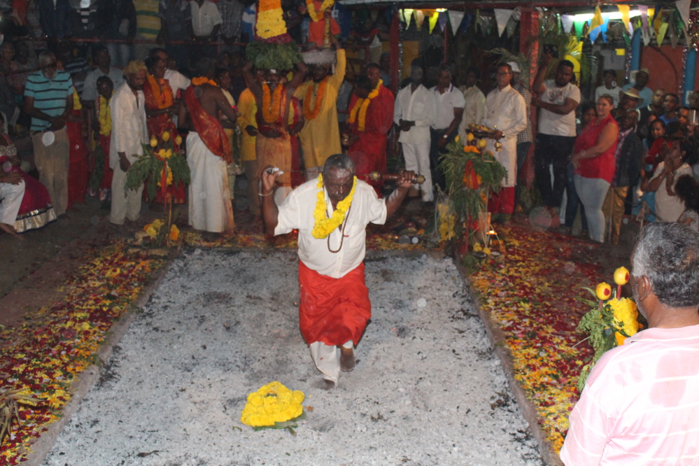 MARCHE SUR LE FEU AU TEMPLE FAMILIAL VAÏTY 2017