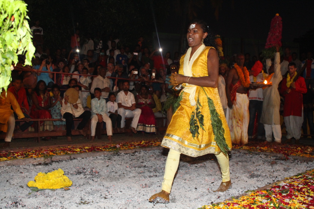 MARCHE SUR LE FEU AU TEMPLE FAMILIAL VAÏTY 2017