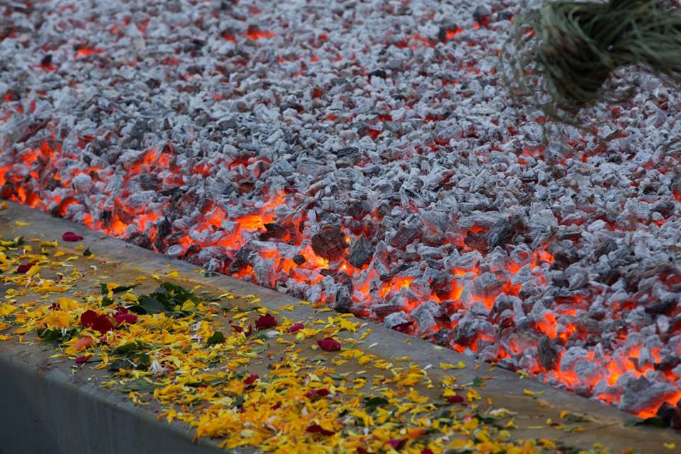 MARCHE SUR LE FEU AU TEMPLE POININ-COULIN DE ST-GILLES LES HAUTS 