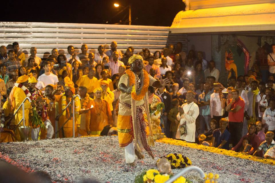 MARCHE SUR LE FEU AU TEMPLE POININ-COULIN DE ST-GILLES LES HAUTS 