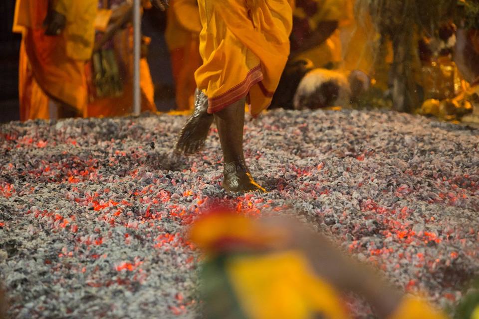 MARCHE SUR LE FEU AU TEMPLE POININ-COULIN DE ST-GILLES LES HAUTS 