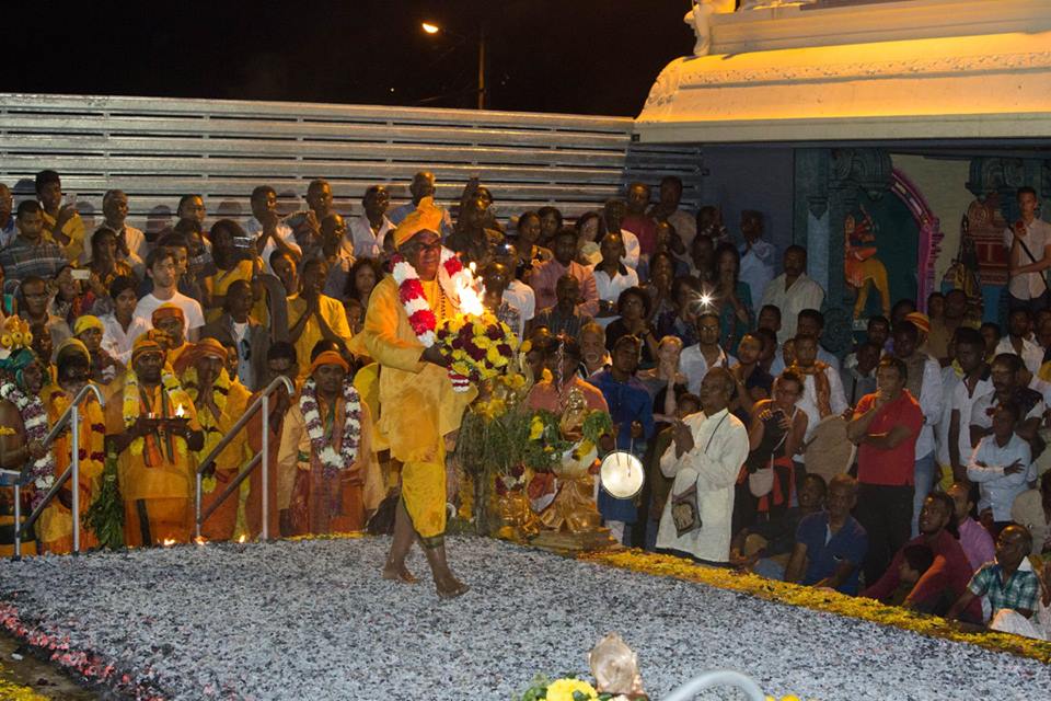 MARCHE SUR LE FEU AU TEMPLE POININ-COULIN DE ST-GILLES LES HAUTS 