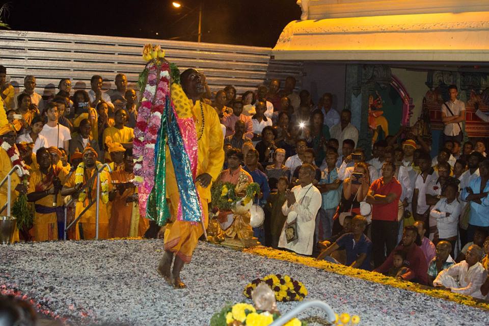 MARCHE SUR LE FEU AU TEMPLE POININ-COULIN DE ST-GILLES LES HAUTS 