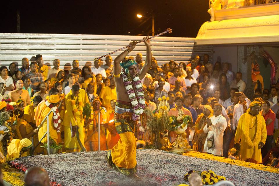 MARCHE SUR LE FEU AU TEMPLE POININ-COULIN DE ST-GILLES LES HAUTS 