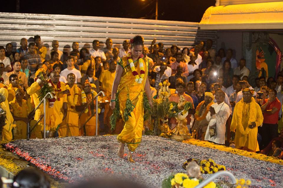 MARCHE SUR LE FEU AU TEMPLE POININ-COULIN DE ST-GILLES LES HAUTS 