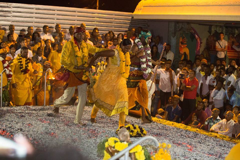 MARCHE SUR LE FEU AU TEMPLE POININ-COULIN DE ST-GILLES LES HAUTS 