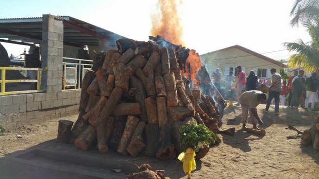 MARCHE SUR LE FEU CHEZ MR EDMOND À TAMATAVE SAINT-GILLES LES HAUTS 