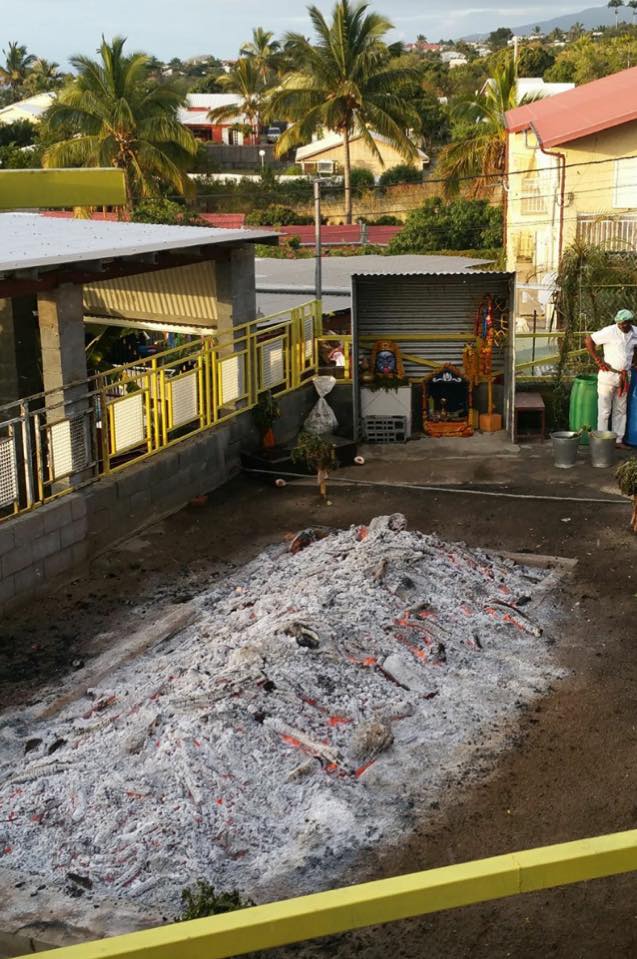 MARCHE SUR LE FEU CHEZ MR EDMOND À TAMATAVE SAINT-GILLES LES HAUTS 