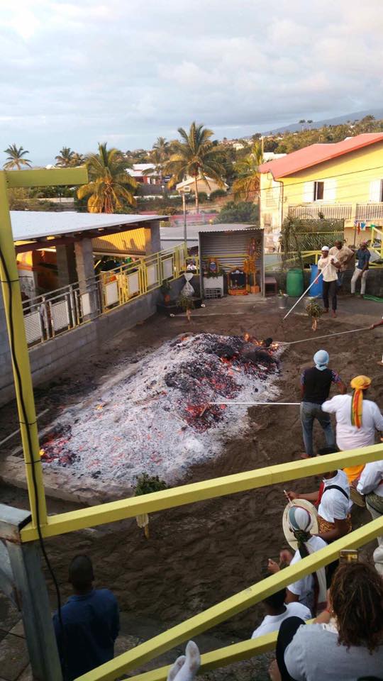 MARCHE SUR LE FEU CHEZ MR EDMOND À TAMATAVE SAINT-GILLES LES HAUTS 