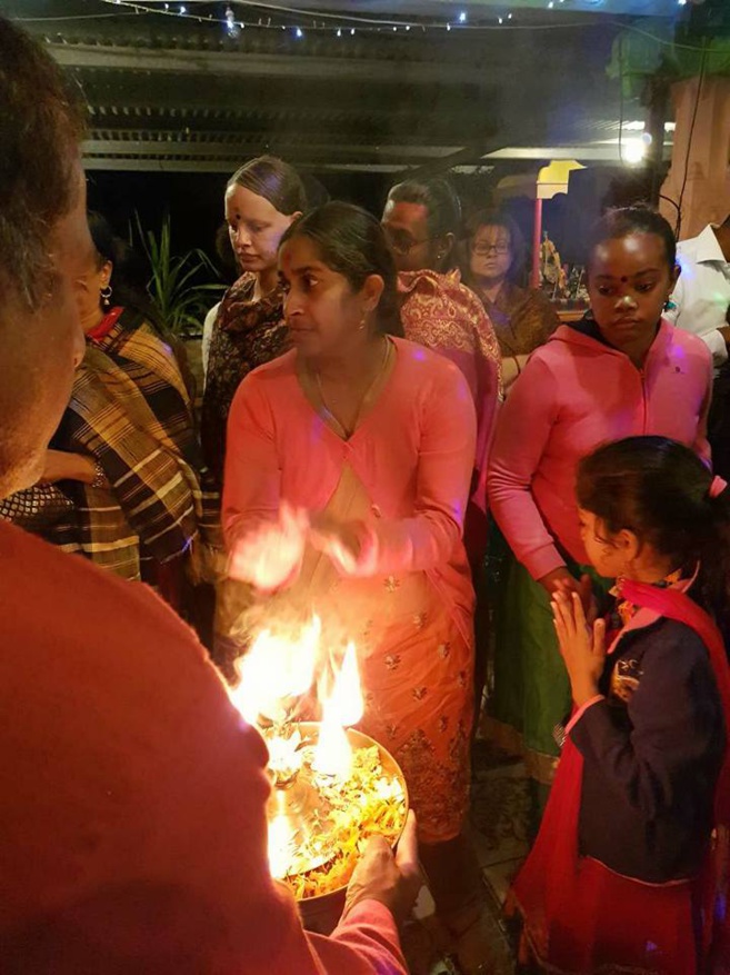 NAVARATRI : DURGA POOJA 1ER OUTCHAVAL AU TEMPLE ARUMIGOU SHRI VEERAKARLI DE ST-LEU
