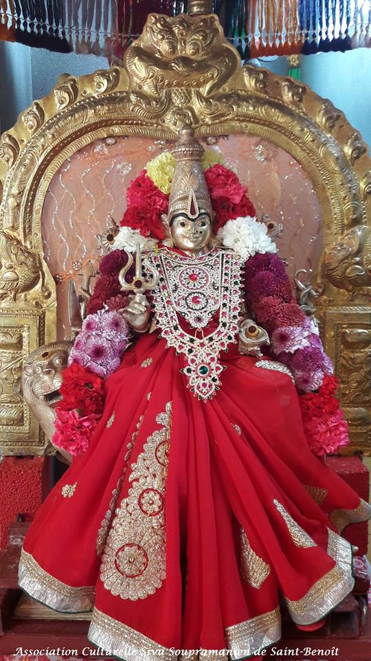 NAVARATRI : 1ER OUTCHAVAL AU TEMPLE SOUPRAMANIEN DE ST-BENOÎT 