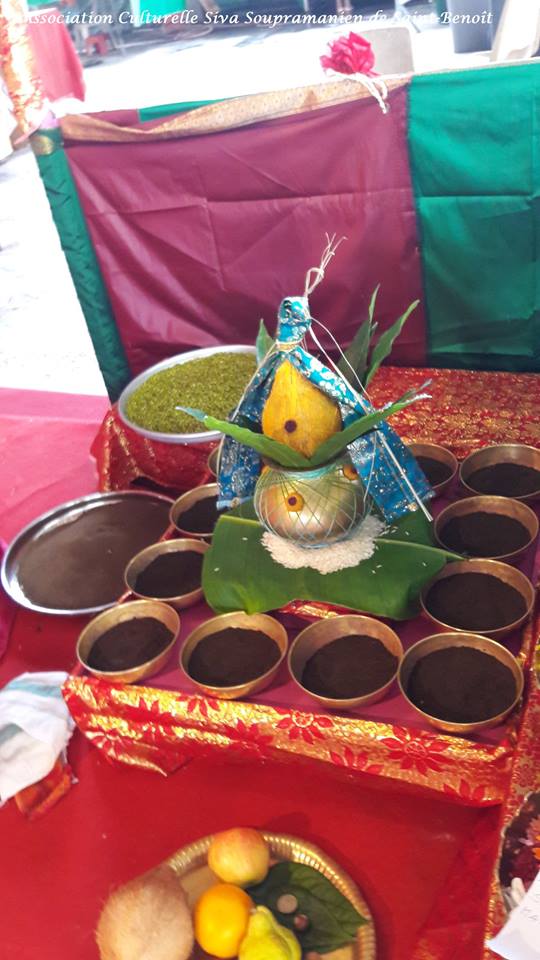 NAVARATRI : 1ER OUTCHAVAL AU TEMPLE SOUPRAMANIEN DE ST-BENOÎT 