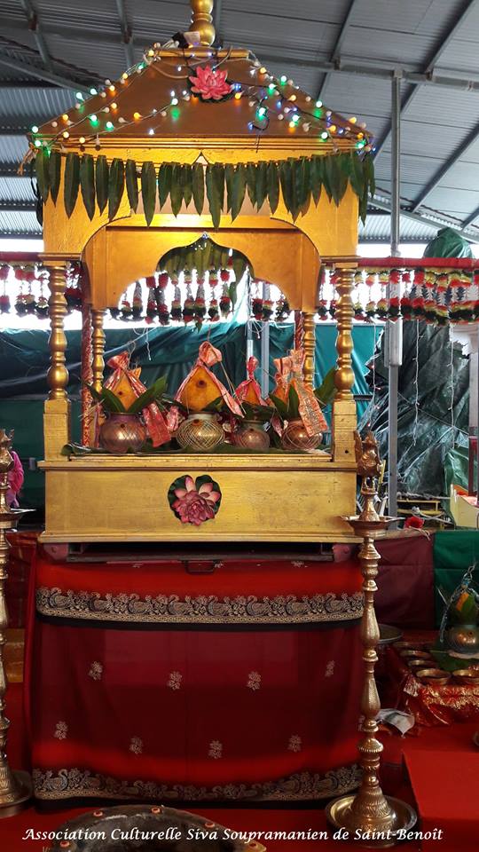 NAVARATRI : 1ER OUTCHAVAL AU TEMPLE SOUPRAMANIEN DE ST-BENOÎT 