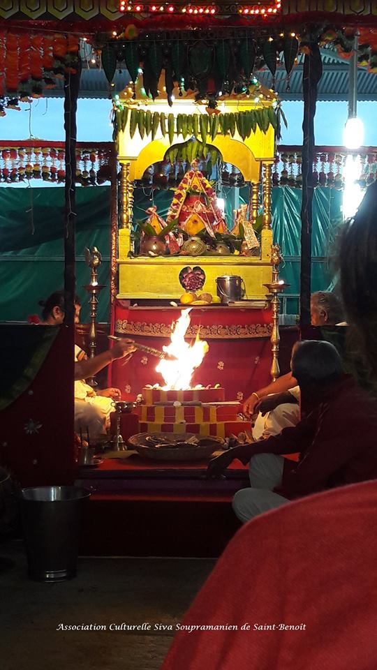 NAVARATRI : 1ER OUTCHAVAL AU TEMPLE SOUPRAMANIEN DE ST-BENOÎT 