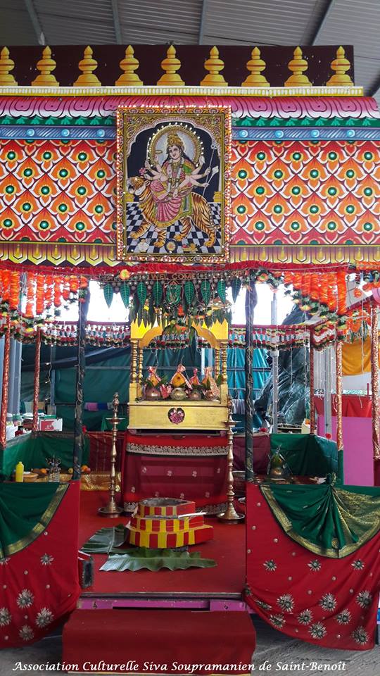 NAVARATRI : 1ER OUTCHAVAL AU TEMPLE SOUPRAMANIEN DE ST-BENOÎT 