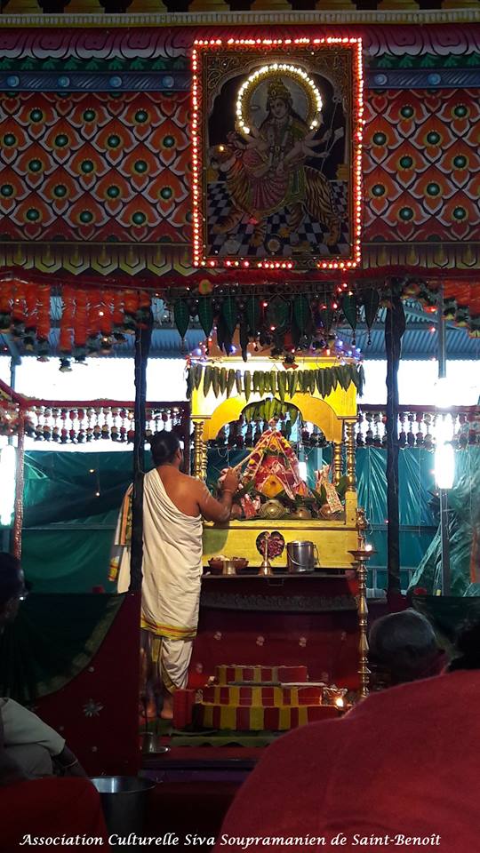 NAVARATRI : 1ER OUTCHAVAL AU TEMPLE SOUPRAMANIEN DE ST-BENOÎT 