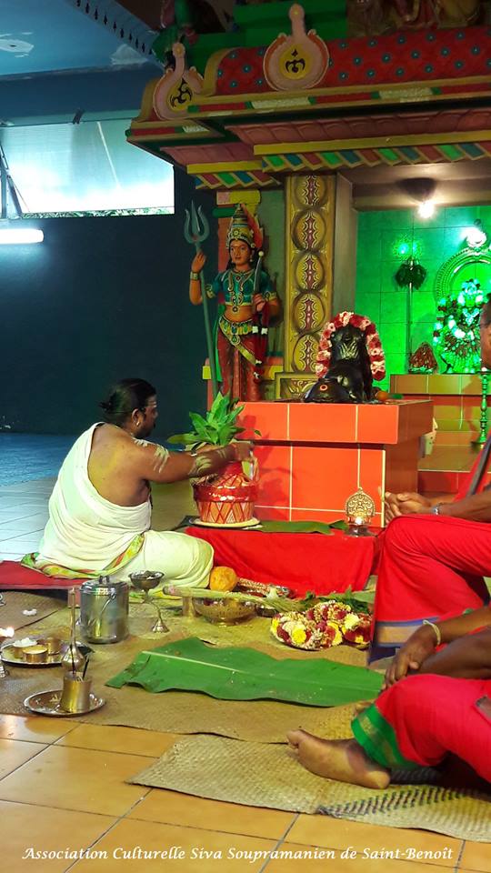 NAVARATRI : 1ER OUTCHAVAL AU TEMPLE SOUPRAMANIEN DE ST-BENOÎT 
