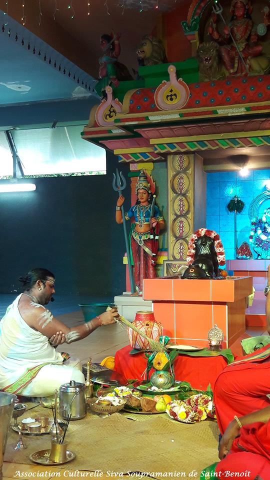 NAVARATRI : 1ER OUTCHAVAL AU TEMPLE SOUPRAMANIEN DE ST-BENOÎT 