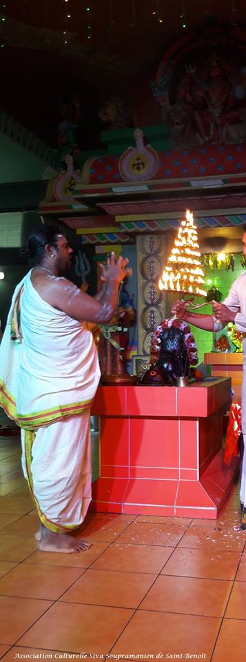 NAVARATRI : 1ER OUTCHAVAL AU TEMPLE SOUPRAMANIEN DE ST-BENOÎT 