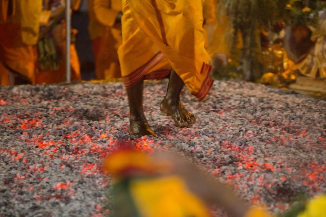 Une marche sur le feu malgré la pluie au temple de la famille Ramaye à  Bras-Panon - Réunion la 1ère