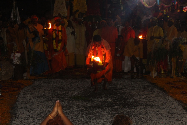 MARCHE SUR LE FEU AU TEMPLE PANDIALE PRIMAT 2017 MARCHE SUR LE FEU AU TEMPLE PANDIALE PRIMAT 2017