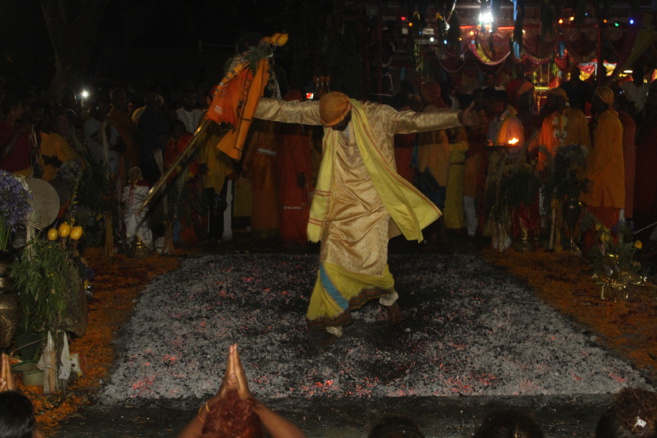 MARCHE SUR LE FEU AU TEMPLE PANDIALE PRIMAT 2017 MARCHE SUR LE FEU AU TEMPLE PANDIALE PRIMAT 2017