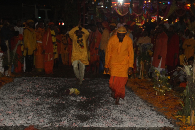 MARCHE SUR LE FEU AU TEMPLE PANDIALE PRIMAT 2017 MARCHE SUR LE FEU AU TEMPLE PANDIALE PRIMAT 2017