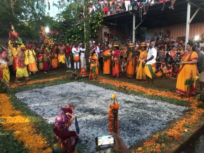 MARCHE SUR LE FEU 2018 AU TEMPLE DRAUPADI MAISON ROUGE DE ST-LOUIS 