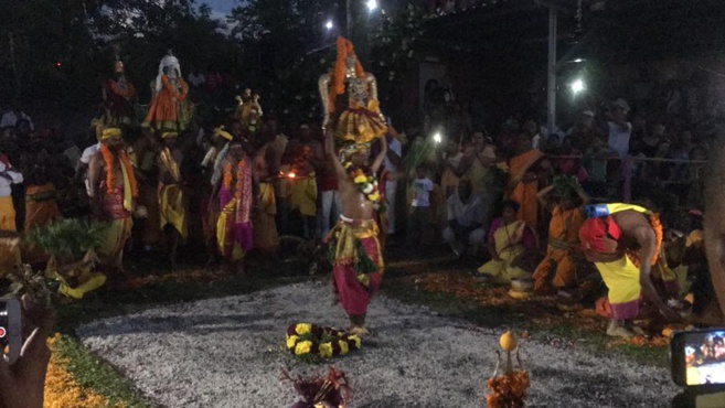 MARCHE SUR LE FEU 2018 AU TEMPLE DRAUPADI MAISON ROUGE DE ST-LOUIS 