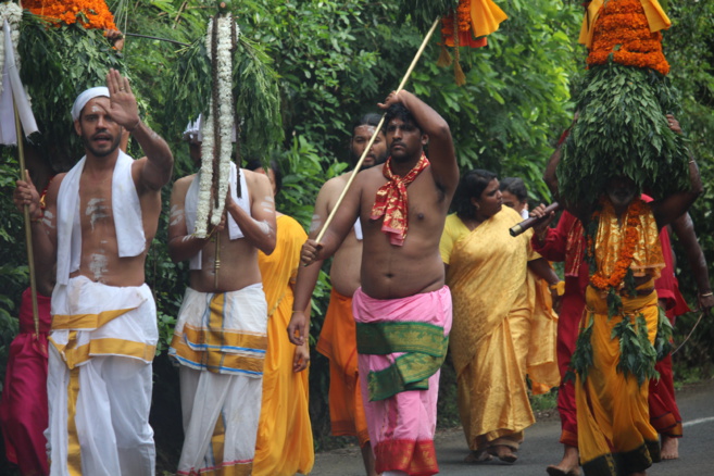 MARCHE SUR LE FEU AU TEMPLE FAMILIAL AMOUNY À ST-PIERRE 2018