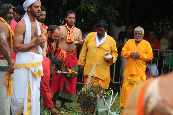 MARCHE SUR LE FEU AU TEMPLE FAMILIAL AMOUNY À ST-PIERRE 2018