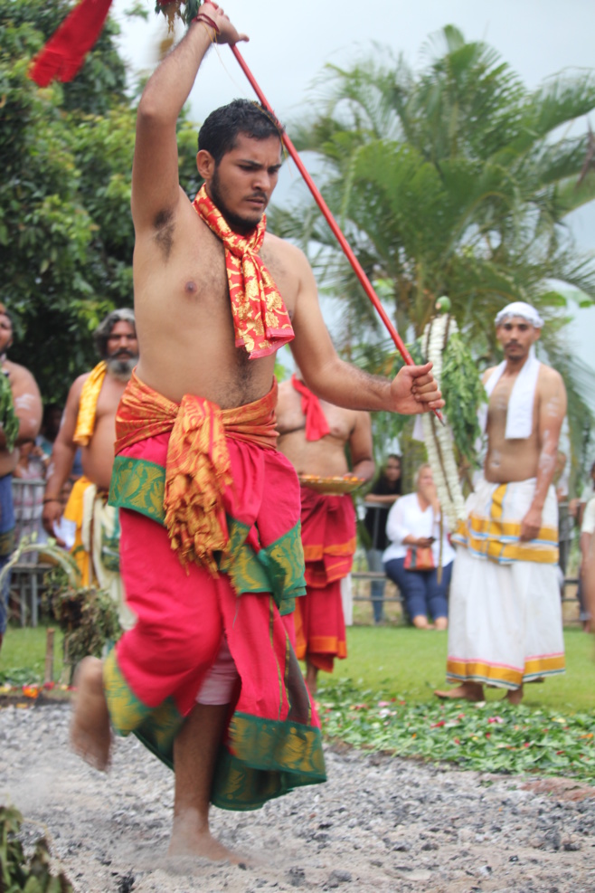 MARCHE SUR LE FEU AU TEMPLE FAMILIAL AMOUNY À ST-PIERRE 2018