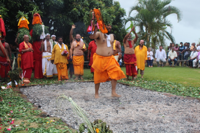 MARCHE SUR LE FEU AU TEMPLE FAMILIAL AMOUNY À ST-PIERRE 2018