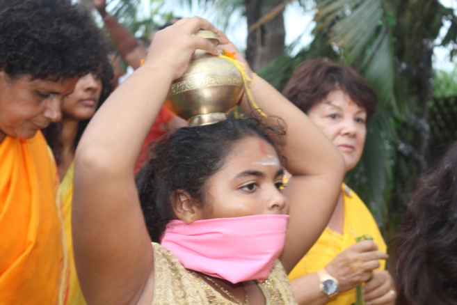 MARCHE SUR LE FEU AU TEMPLE FAMILIAL AMOUNY À ST-PIERRE 2018